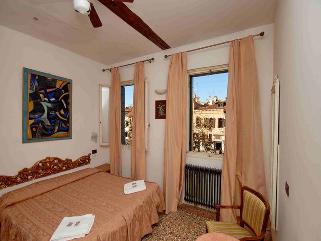 Hotel Antico Capon Venice Room photo